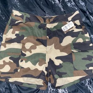 Camo high waisted shorts, never worn! Tag still on